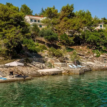 Traditional Brac 3 Bedrooms Turquoise Waterfront Close To Phenomenal Sea Views 别墅