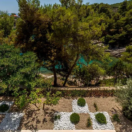 Traditional Brac 3 Bedrooms Turquoise Waterfront Close To Phenomenal Sea Views * Selca (Brac)