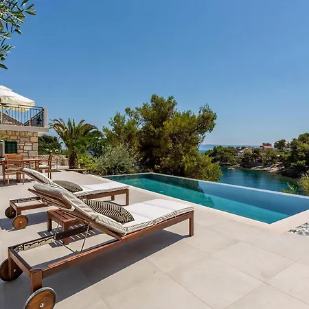 Traditional Brac 3 Bedrooms Turquoise Waterfront Close To Phenomenal Sea Views *
