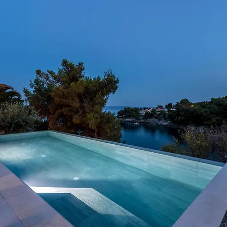 Traditional Brac 3 Bedrooms Turquoise Waterfront Close To Phenomenal Sea Views * Selca (Brac)