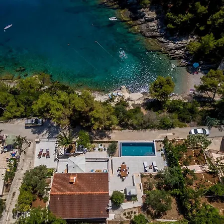 Traditional Brac 3 Bedrooms Turquoise Waterfront Close To Phenomenal Sea Views 别墅