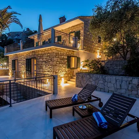 Traditional Brac 3 Bedrooms Turquoise Waterfront Close To Phenomenal Sea Views 别墅