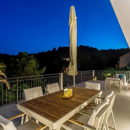 Villa Traditional Brac 3 Bedrooms Turquoise Waterfront Close To Phenomenal Sea Views *